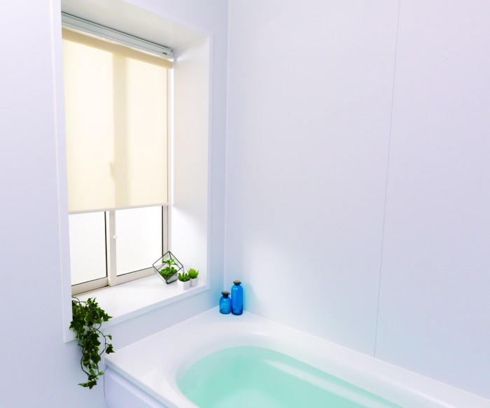 防カビ、撥水加工で水周りも使える浴室ロールスクリーン